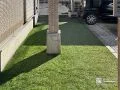 明るい印象を演出する緑鮮やかな人工芝