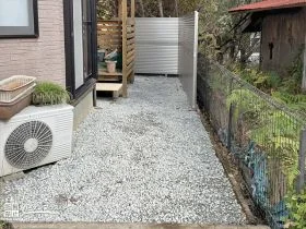 犬走りも主庭もスッキリさせる雑草対策リフォーム工事