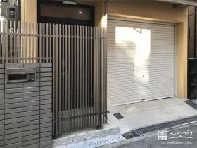 格子デザインが玄関前に凛とした印象を与えるフェンス設置工事