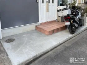 玄関前にコンクリートを打ち平らに整備[施工後]