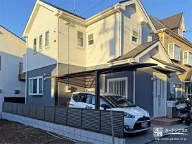 ブラウン系で揃えて優しい印象のフェンスとカーポートの設置工事