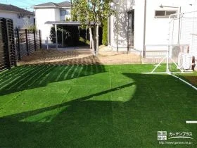 緑鮮やかな人工芝のお庭[施工後]