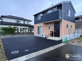 駐車スペースをアスファルトで舗装し平らに整えた新築外構工事