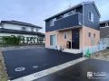 駐車スペースをアスファルトで舗装し平らに整えた新築外構工事