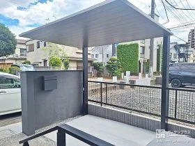 片側支柱タイプで出入りがしやすいサイクルポートの設置工事