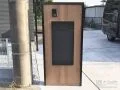 建物全体のシックな雰囲気にマッチするモダンな機能門柱
