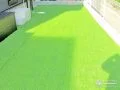 メンテナンスフリーで美しい緑が広がる庭空間