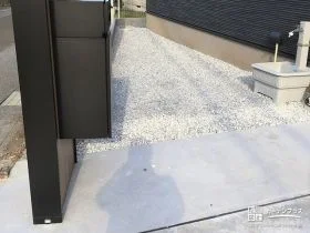 シーズンごとのメンテナンスが楽になる犬走りの雑草対策[施工後]