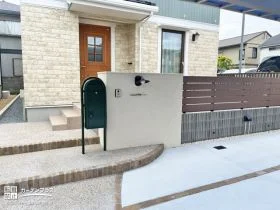 全体的に淡くやさしいトーンでまとめた心地よい雰囲気の門まわり[施工後]