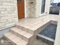 玄関ポーチからフラットに繋がるタイルデッキ