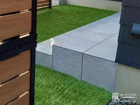 防草シートの上から人工芝と砂利を敷き雑草対策を施したお庭工事