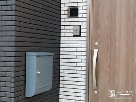 可愛らしく懐かしさを感じさせるフォルムのポスト[施工後]