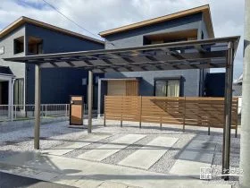 2台のお車を並列駐車可能なフラット屋根のカーポート設置工事