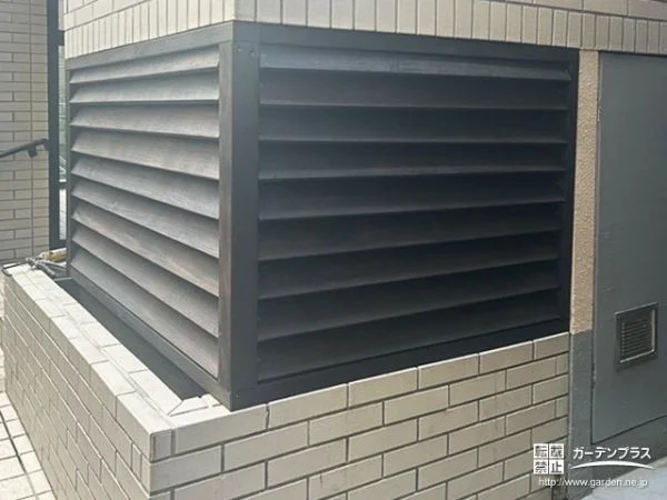 ウリン材を焼いて仕上げた重厚感ある目隠しフェンスの設置工事