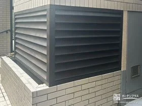 ウリン材を焼いて仕上げた重厚感ある目隠しフェンスの設置工事