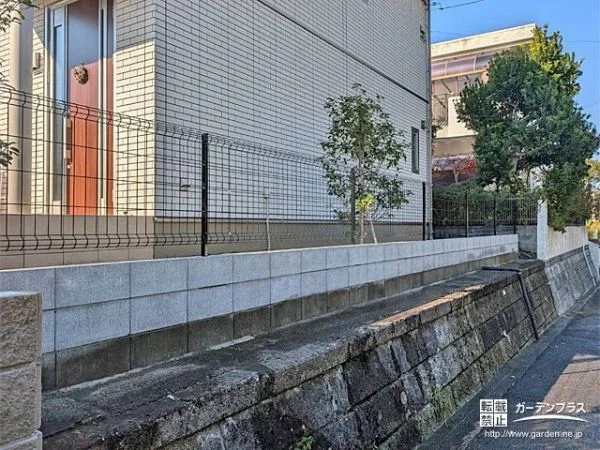 敷地境界の植栽を撤去し新しくブロックを積んだリフォーム工事