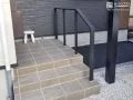 角ばったデザインが手にしっかりフィットする手すり