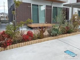 可愛らしい印象を演出するピンコロ石の植栽スペース[施工後]