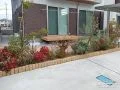 可愛らしい印象を演出するピンコロ石の植栽スペース