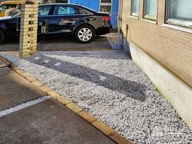 前庭に白砂利を敷設しお住まいを明るい印象に[施工後]