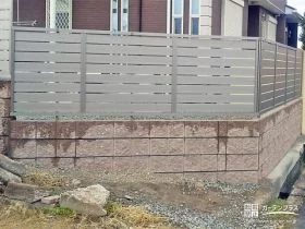 すっきりとシンプルなフェンスで道路からの視線をカットした工事