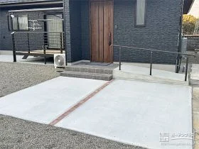 手すり付きのスロープを施工しバリアフリー化した玄関前[施工後]