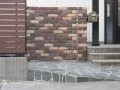 こだわりのレンガ門柱で、温もりのある玄関アプローチに