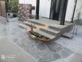 広々とした横長アプローチで使いやすくバランスの取れた玄関まわり