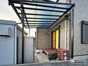 頭上にテラス屋根を取り付け雨が気にならないデッキスペース工事