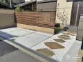 自然の力強さを感じる、大判の石貼りアプローチ
