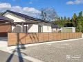 家の外観にやさしく馴染む木目調の目隠しフェンス