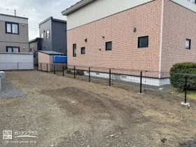 圧迫感がなく、風通しの良いブラックのメッシュフェンス[施工後]