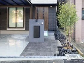 モダンとナチュラルの調和、心地よい玄関アプローチ[施工後]