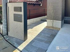 タイル貼りの門柱と玄関アプローチがモダンな印象の新築外構工事