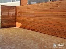 ウリン材を使用した温かみのある風合いの目隠しフェンス設置工事