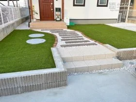 お住まいを引き立てる玄関周りがポイントのナチュラルな新築外構