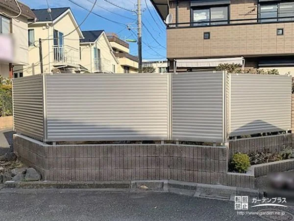 シンプルなフェンスですっきり視線をカットした道路境界工事