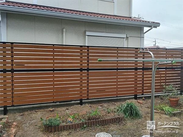 既存の植栽を伐採しフェンスを設置したローメンテナンス化工事