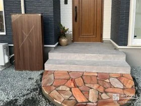 乱形石で可愛らしいアクセントを加えた玄関前[施工後]