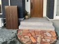 乱形石で可愛らしいアクセントを加えた玄関前