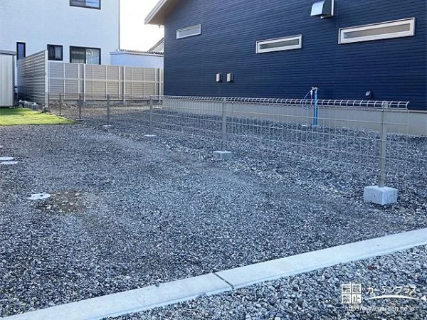 建物周りの雑草対策と解放感のあるメッシュフェンス