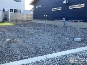 建物周りの雑草対策と解放感のあるメッシュフェンス[施工後]