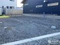 建物周りの雑草対策と解放感のあるメッシュフェンス