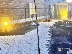 温かみのある質感のインターロッキングで舗装した主庭[施工後]