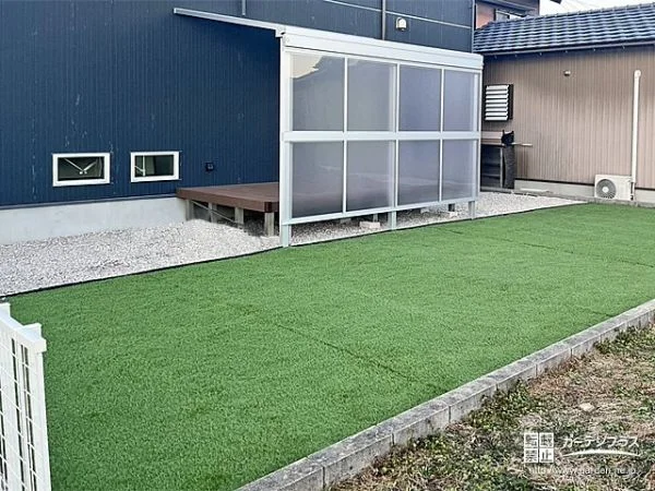 前面パネル付きテラス屋根でプライベート性を高めたデッキ工事