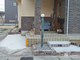 玄関前の植栽スペースを撤去しコンクリートですっきり整えた工事
