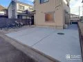 前庭全体に土間コンクリートを打設し駐車スペースを拡張