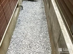 犬走りに防草シートと砂利を敷設し雑草対策[施工後]