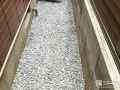 犬走りに防草シートと砂利を敷設し雑草対策