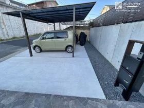 コストを抑える工夫を施した広い駐車スペース[施工後]
